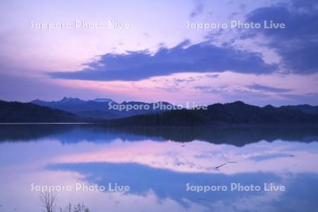 シューパロ湖と夕張山地の朝