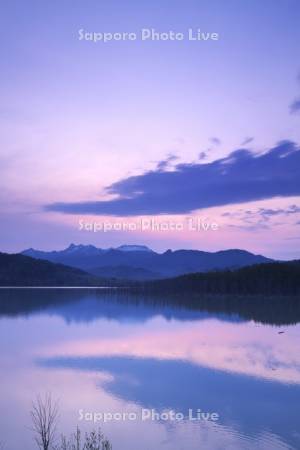シューパロ湖と夕張山地の朝