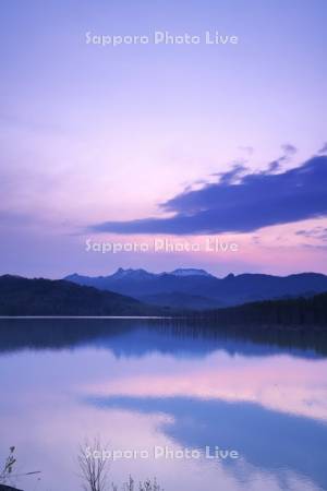 シューパロ湖と夕張山地の朝