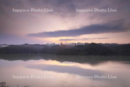 シューパロ湖（夕張川）の日の出と夕張山地