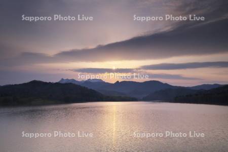シューパロ湖の日の出と夕張山地