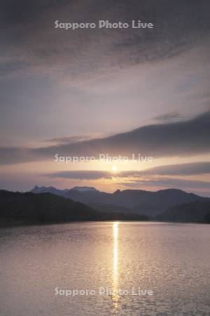 シューパロ湖の日の出と夕張山地