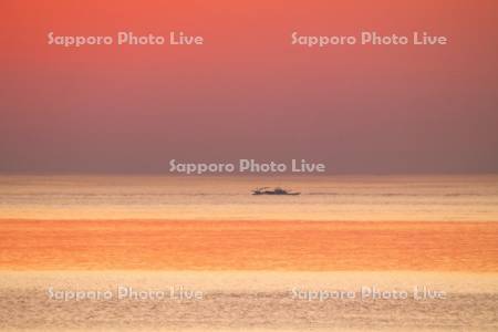 オホーツク海の朝と漁船