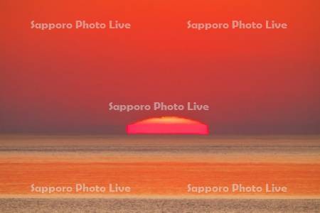 四角い太陽　日の出とオホーツク海