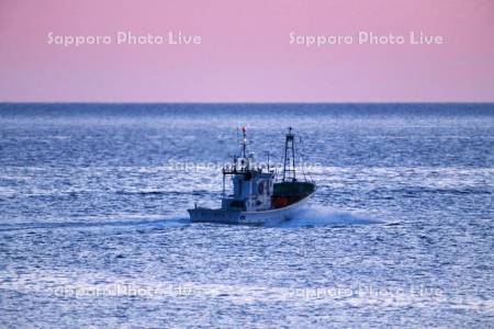 朝の漁船とオホーツク海