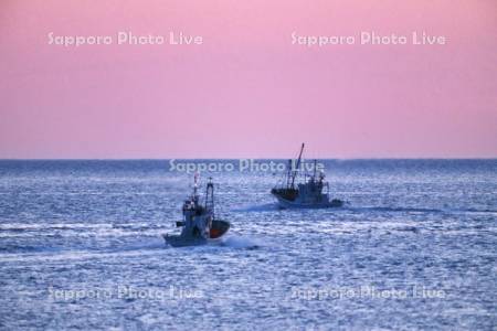 朝の漁船とオホーツク海
