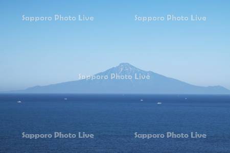 利尻島と漁船
