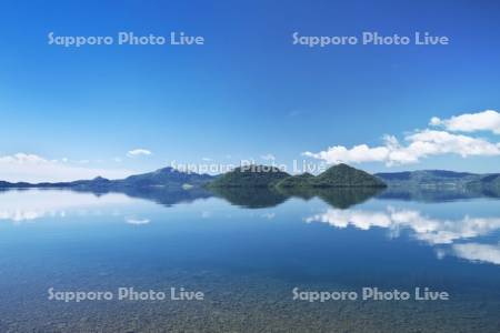 洞爺湖と中島と有珠山（左）