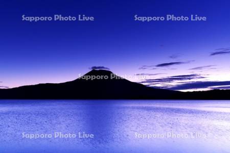 阿寒湖の朝と雄阿寒岳