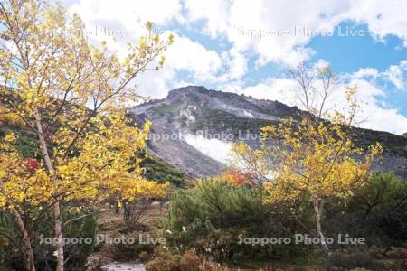 硫黄山と紅葉
