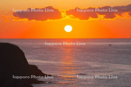 嶮暮帰島（左）の日の出と太平洋