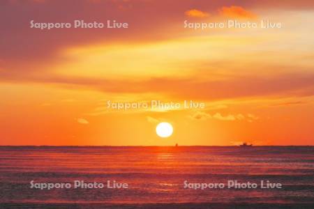 日の出と太平洋と漁船