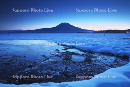 阿寒湖の朝と雄阿寒岳
