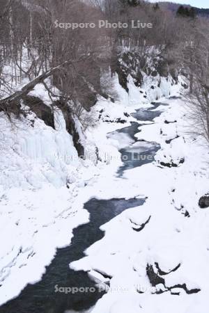 滝上渓谷（錦仙峡）の氷瀑と渚滑川