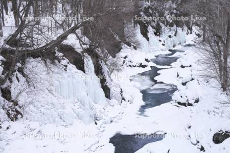 滝上渓谷（錦仙峡）の氷瀑と渚滑川