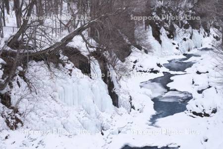 滝上渓谷（錦仙峡）の氷瀑と渚滑川