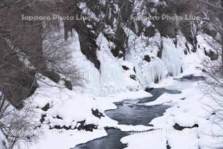 滝上渓谷（錦仙峡）の氷瀑と渚滑川
