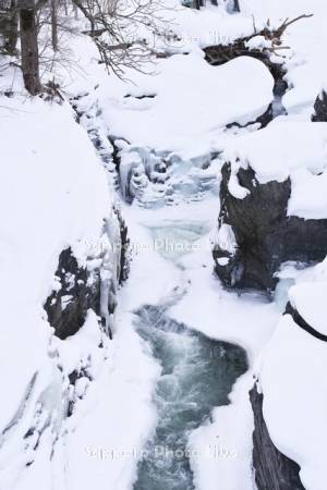 滝上渓谷（錦仙峡）の氷瀑と渚滑川