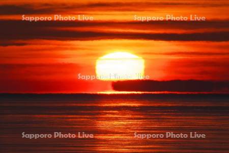 日の出（四角い太陽）と太平洋