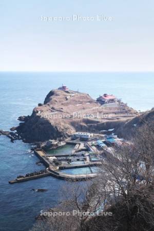 高島岬と日本海と日和山灯台