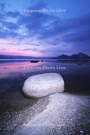 洞爺湖の朝と中島（右）