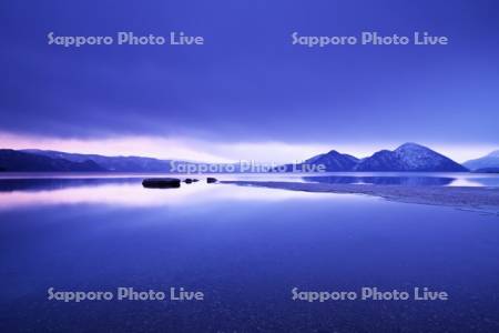 洞爺湖の朝と中島（右）