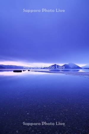 洞爺湖の朝と中島（右）