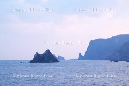 窓岩と日本海