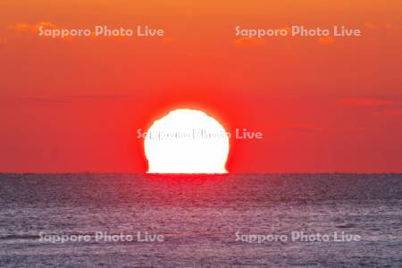 日の出と海