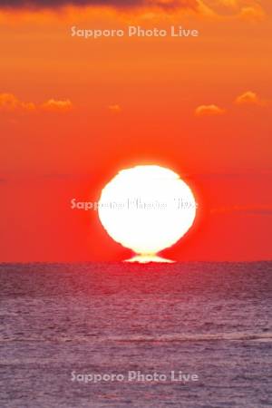 ダルマ型太陽（日の出）と海