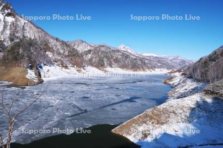 さっぽろ湖と定山渓天狗岳（右）