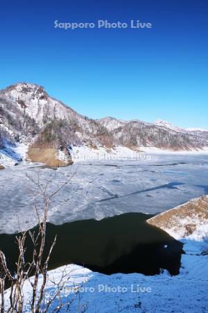 さっぽろ湖と小天狗岳（左）と定山渓天狗岳（右）