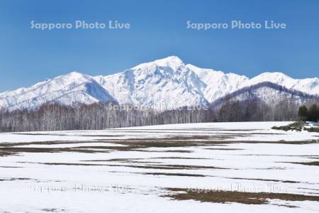 夕張山地と残雪の農地