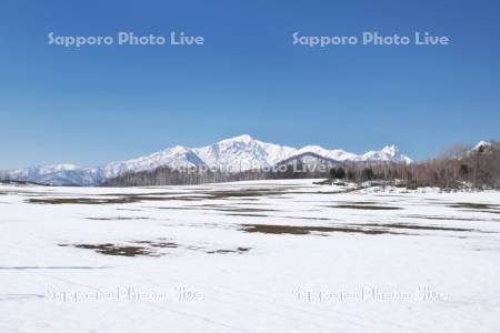 夕張山地と残雪の農地