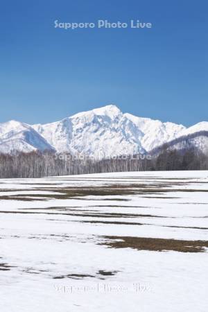 夕張山地と残雪の農地