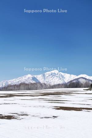 夕張山地と残雪の農地