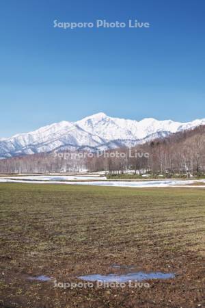 夕張山地と残雪の農地