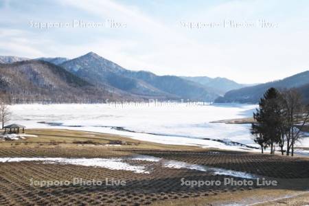 かなやま湖と残雪