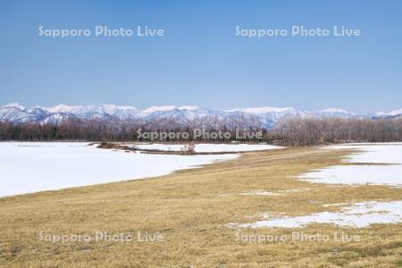 日高山脈と残雪の農地