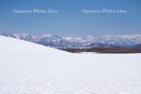 日高山脈と残雪（農地）
