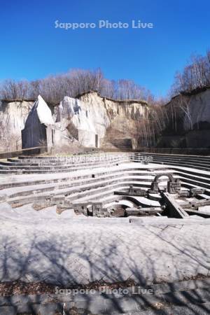 石山緑地　ネガティブマウンド石の広場