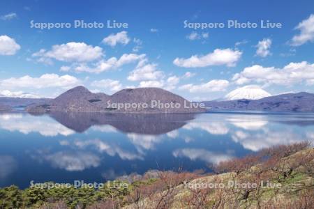洞爺湖と羊蹄山と中島（左）