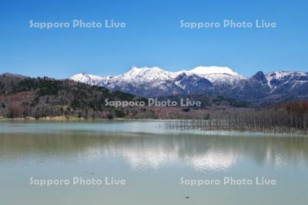 シューパロ湖と夕張山地