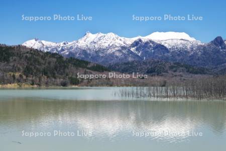 シューパロ湖と夕張山地
