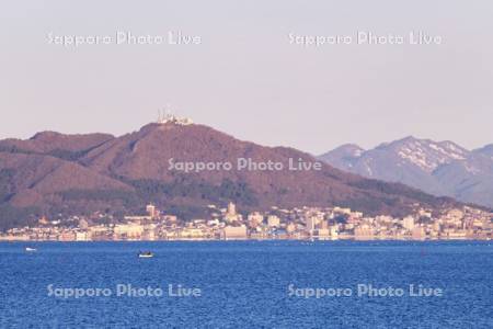 函館山と函館市街地と津軽海峡の朝
