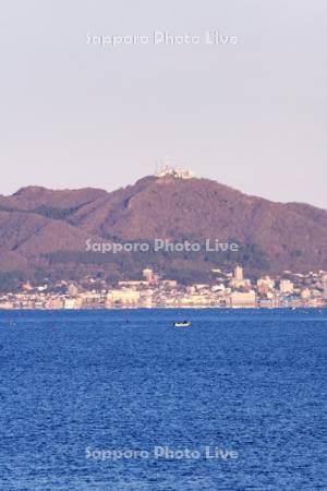 函館山と函館市街地と津軽海峡の朝