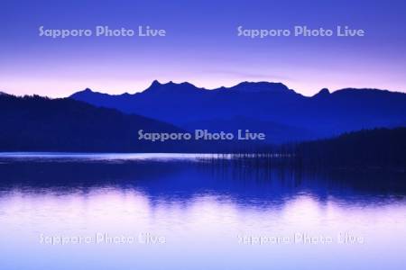 シューパロ湖の朝と夕張山地