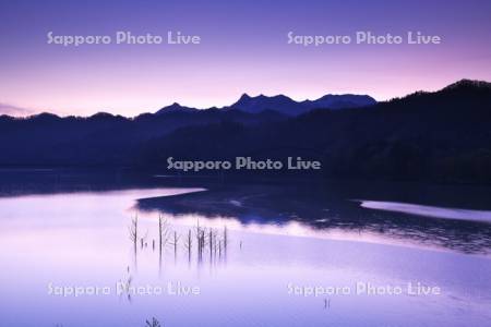 シューパロ湖の朝と夕張山地