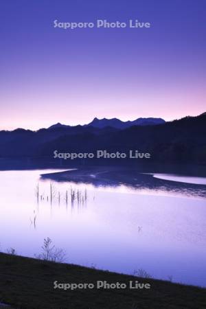 シューパロ湖の朝と夕張山地