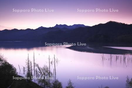 シューパロ湖の朝と夕張山地